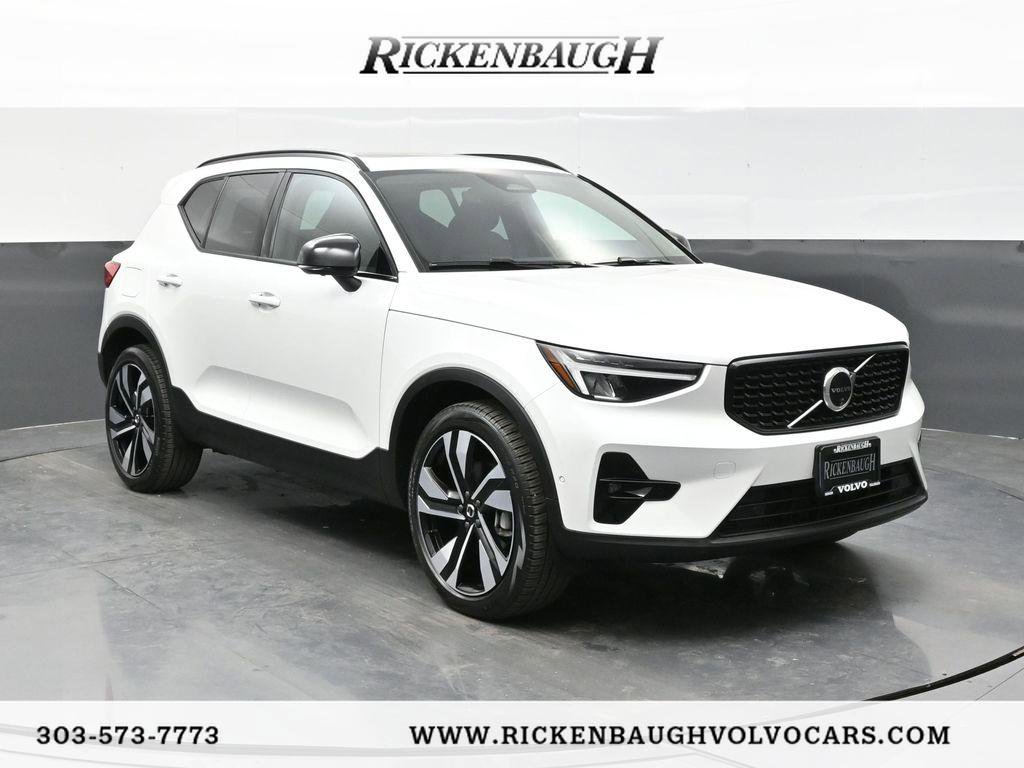 Used 2025 Volvo XC40 B5 Plus image 1