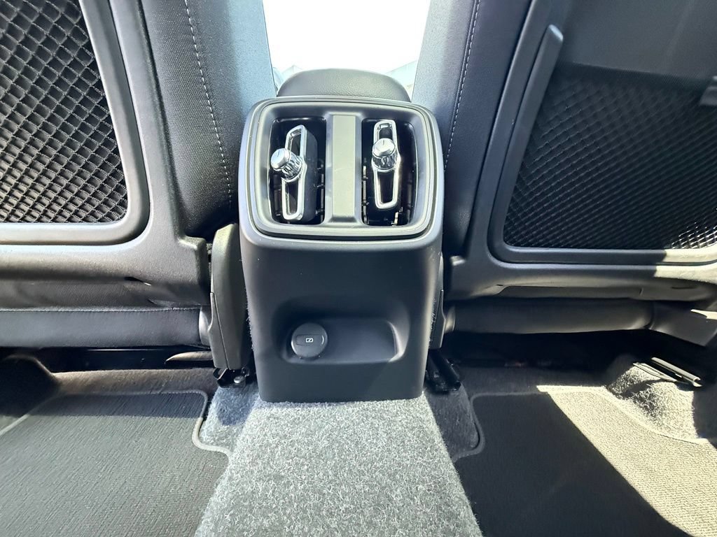 Used 2024 Volvo XC40 B5 Core AWD/4WD image 36