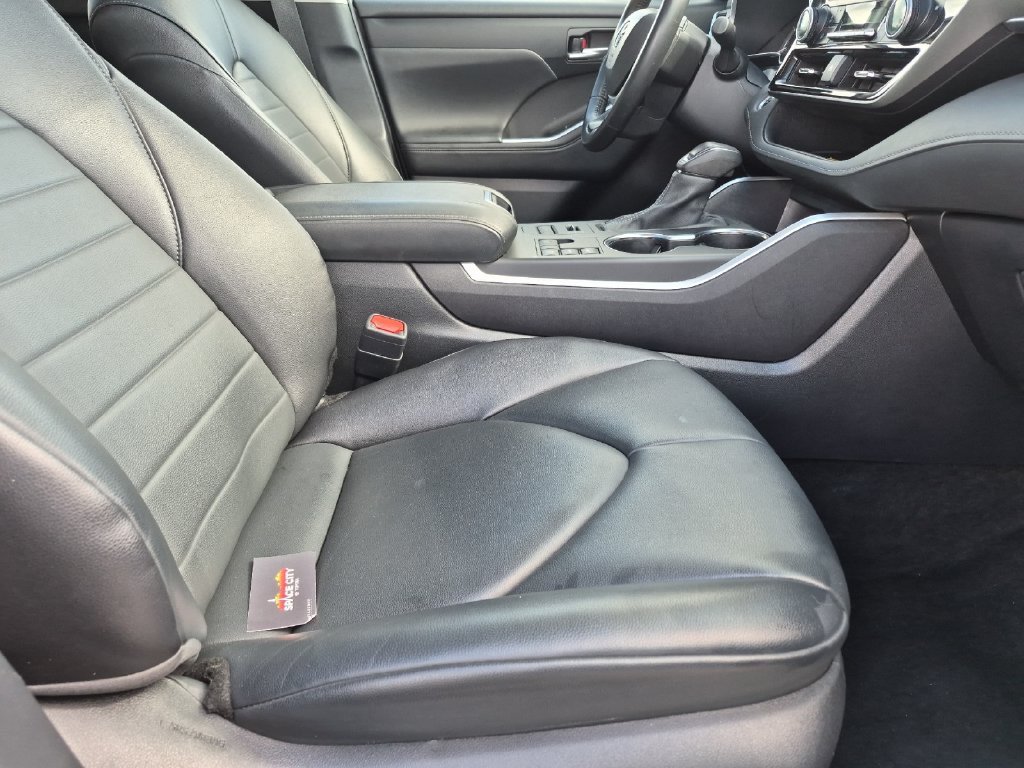 Used 2024 Toyota Highlander XLE AWD/4WD image 17