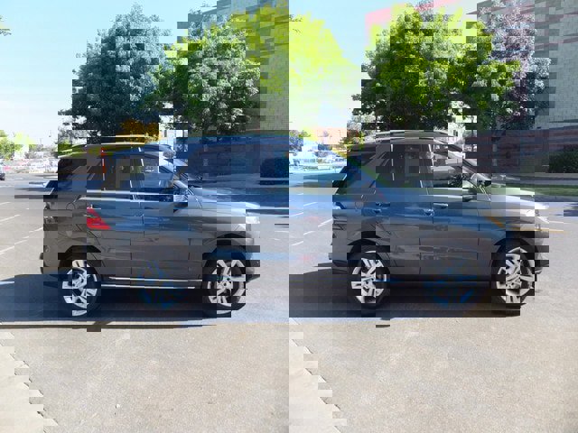 Used 2012 Mercedes-Benz ML 350 BlueTEC 4MATIC image 3