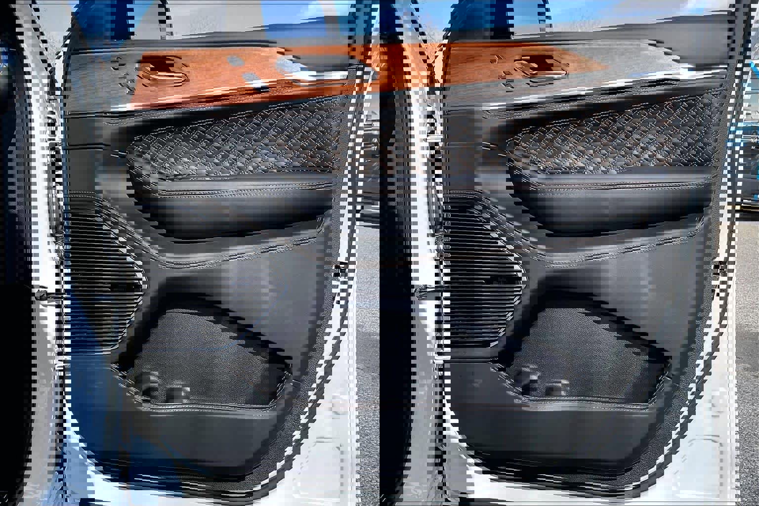 Used 2025 Jeep Grand Cherokee Summit w/ Obsidian Package image 24