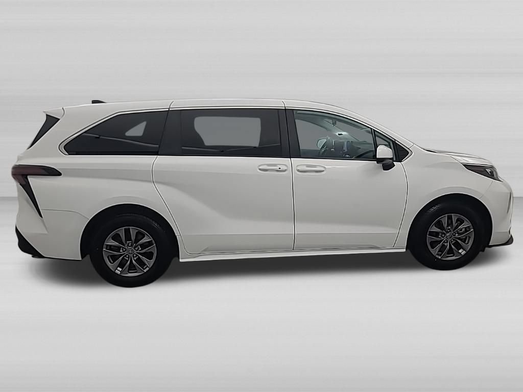 Used 2025 Toyota Sienna LE FWD video 3