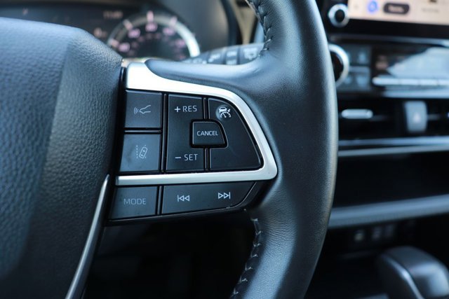 Used 2025 Toyota Highlander LE image 21