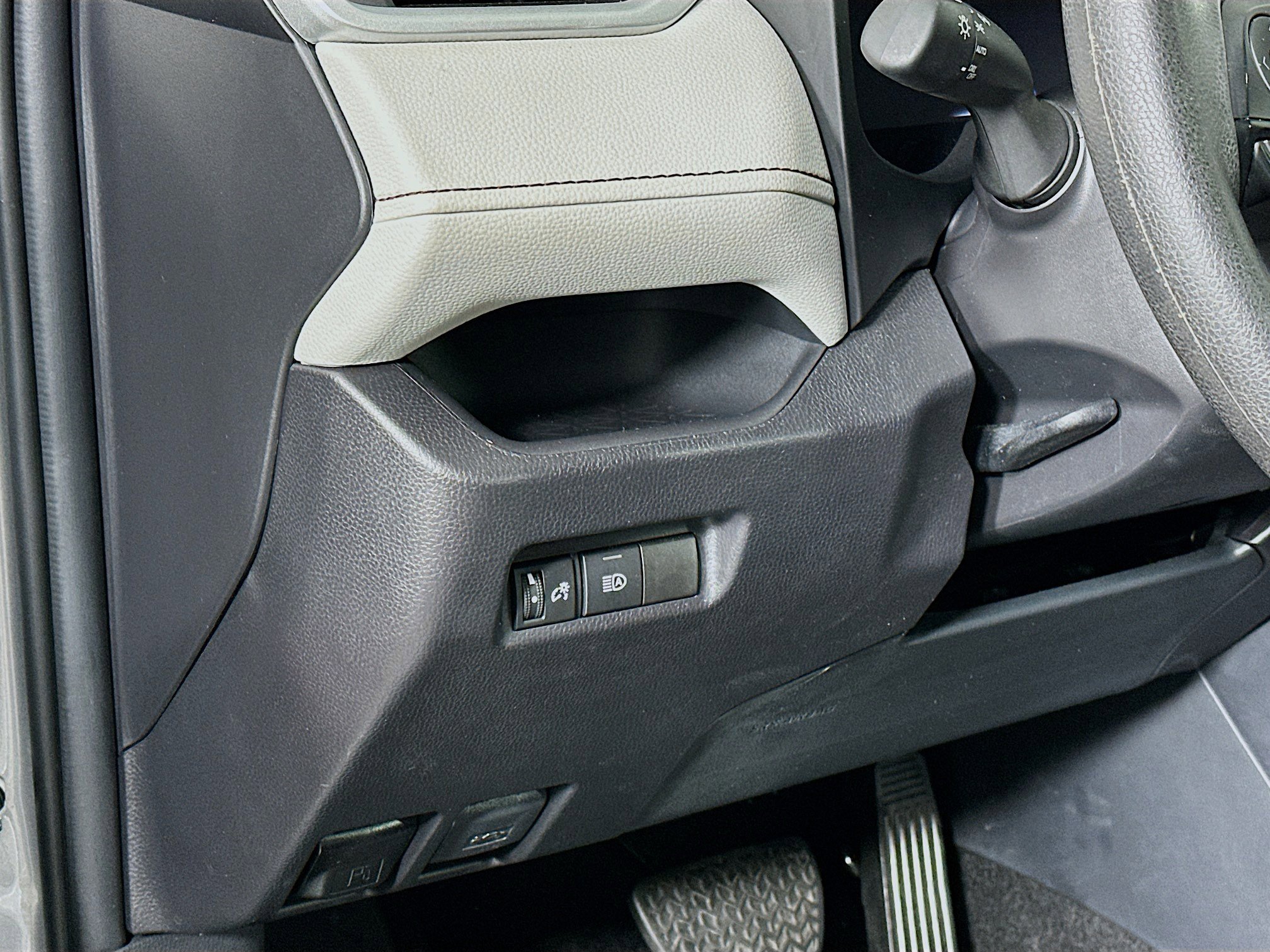 Used 2025 Toyota RAV4 XLE image 17