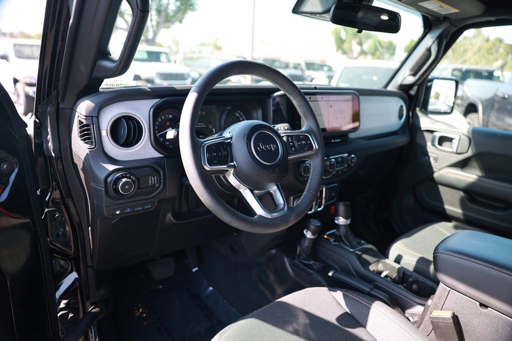 Used 2025 Jeep Wrangler Unlimited Sahara w/ Safety Group image 16