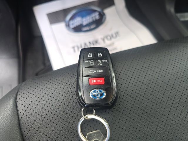 Used 2025 Toyota Sienna Platinum image 26