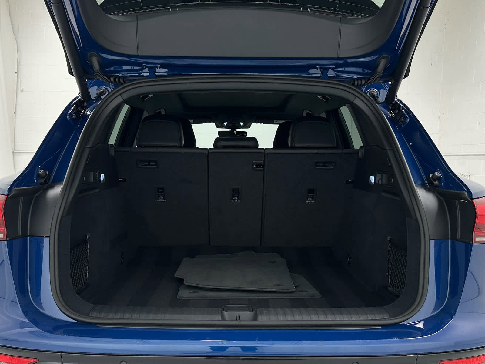 Used 2025 Audi SQ6 e-tron Prestige w/ 21" Black Optic Wheel Package image 44