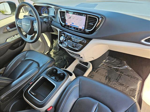 Used 2023 Chrysler Pacifica Touring-L image 27