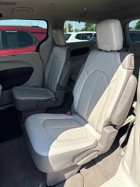 Used 2017 Chrysler Pacifica Touring-L Plus FWD image 19
