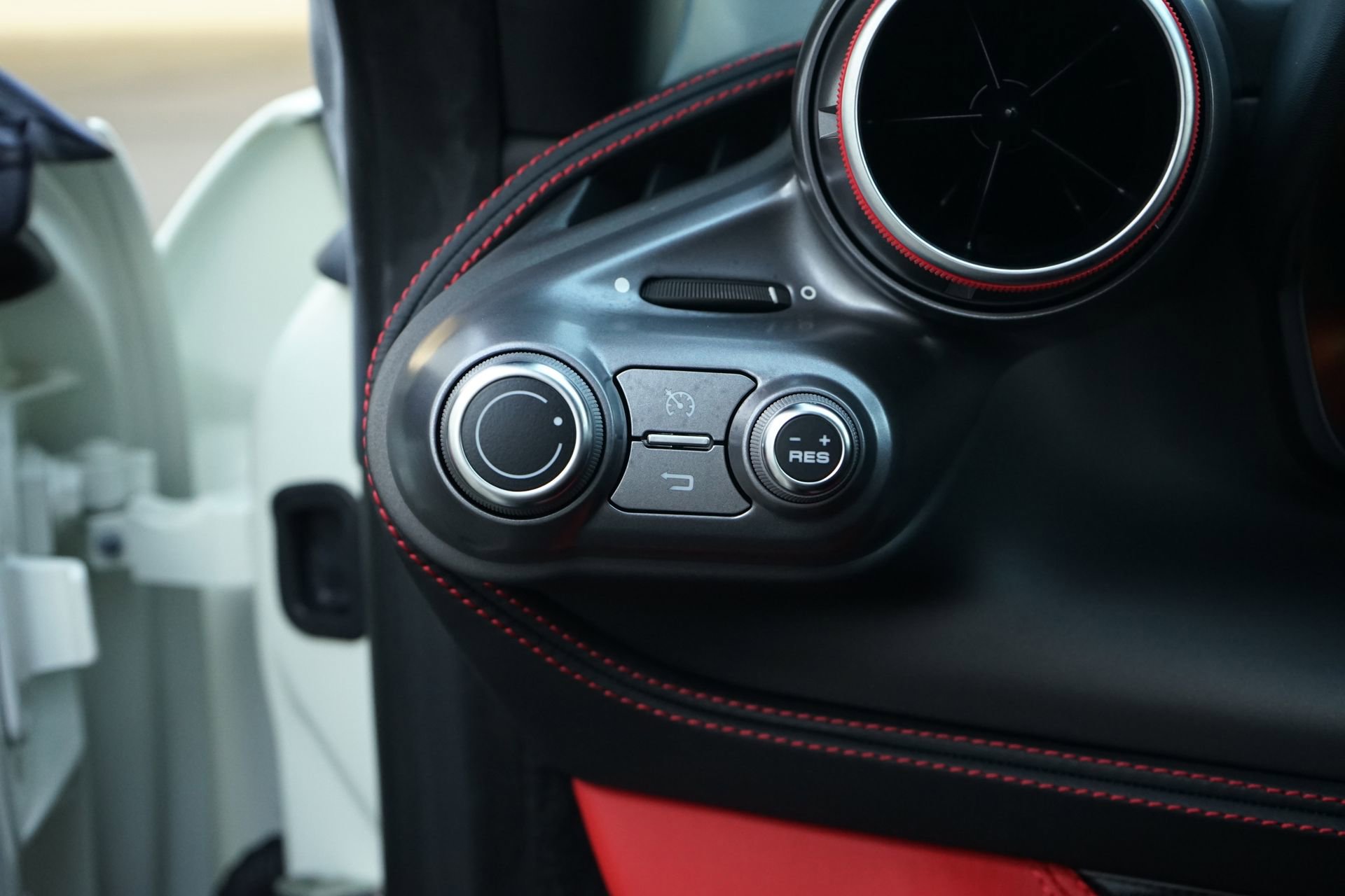 Used 2022 Ferrari F8 Tributo image 25