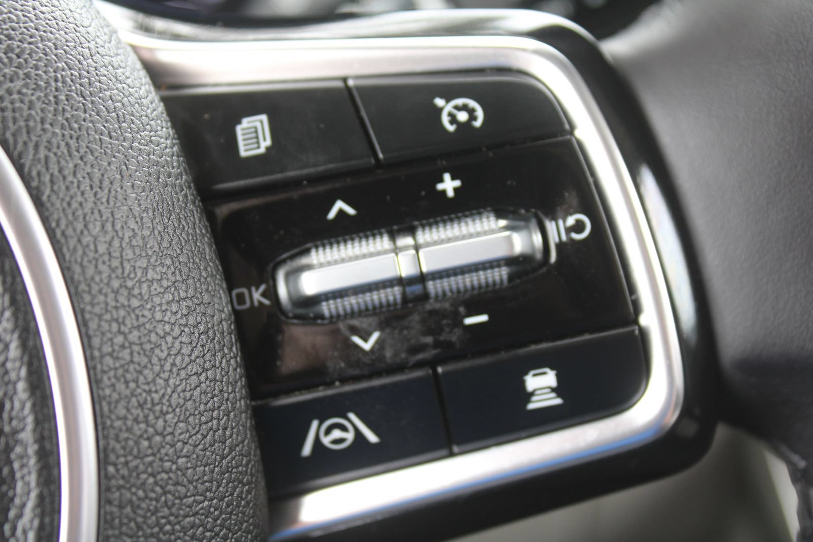 Certified 2023 Kia Carnival SX Prestige FWD image 41