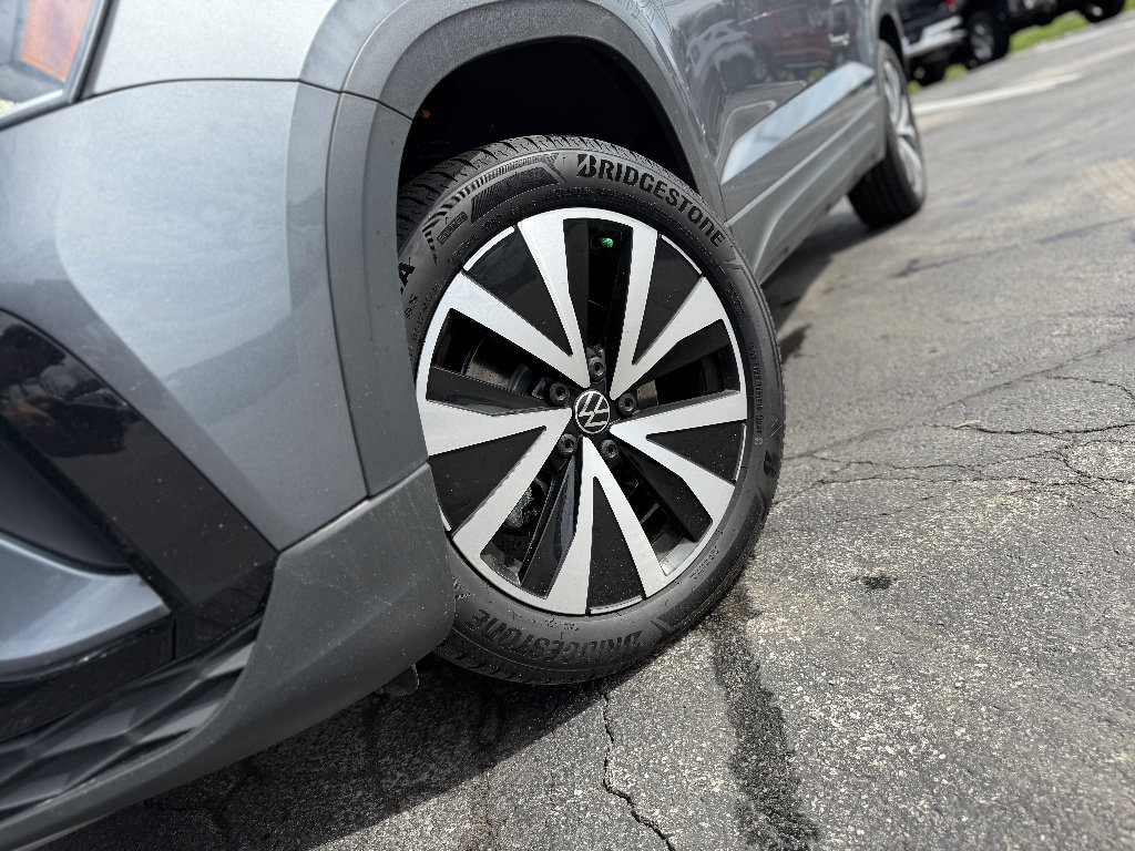 Used 2022 Volkswagen Taos SE image 2