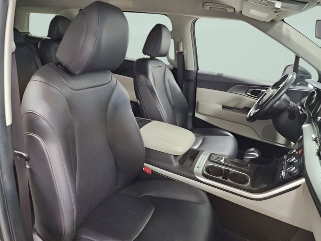 Used 2023 Kia Carnival LX FWD image 11