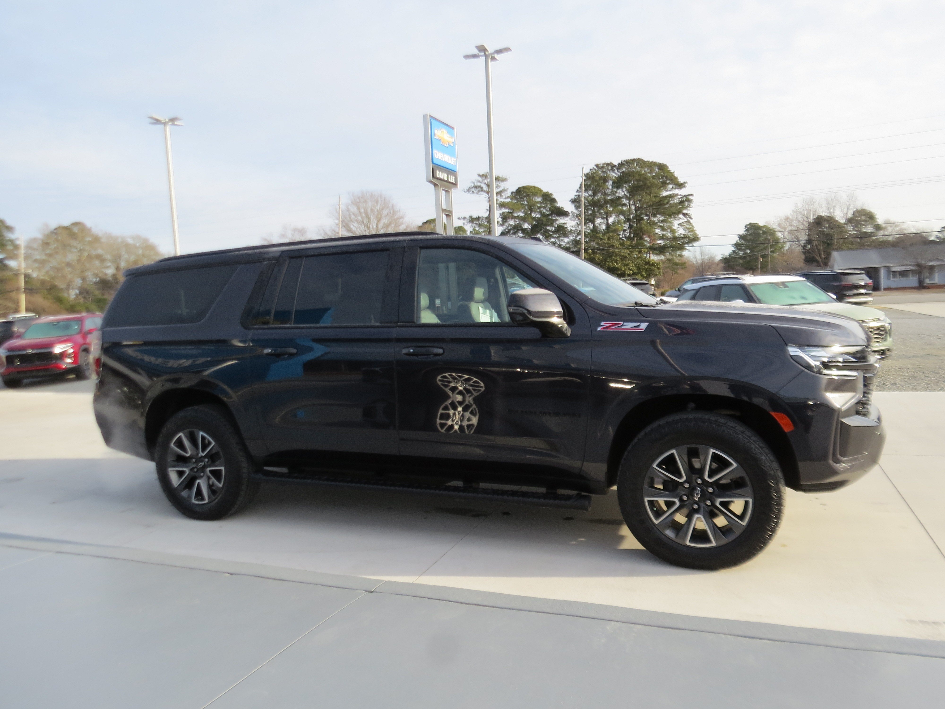 Used 2024 Chevrolet Suburban Z71 w/ Luxury Package AWD/4WD image 6