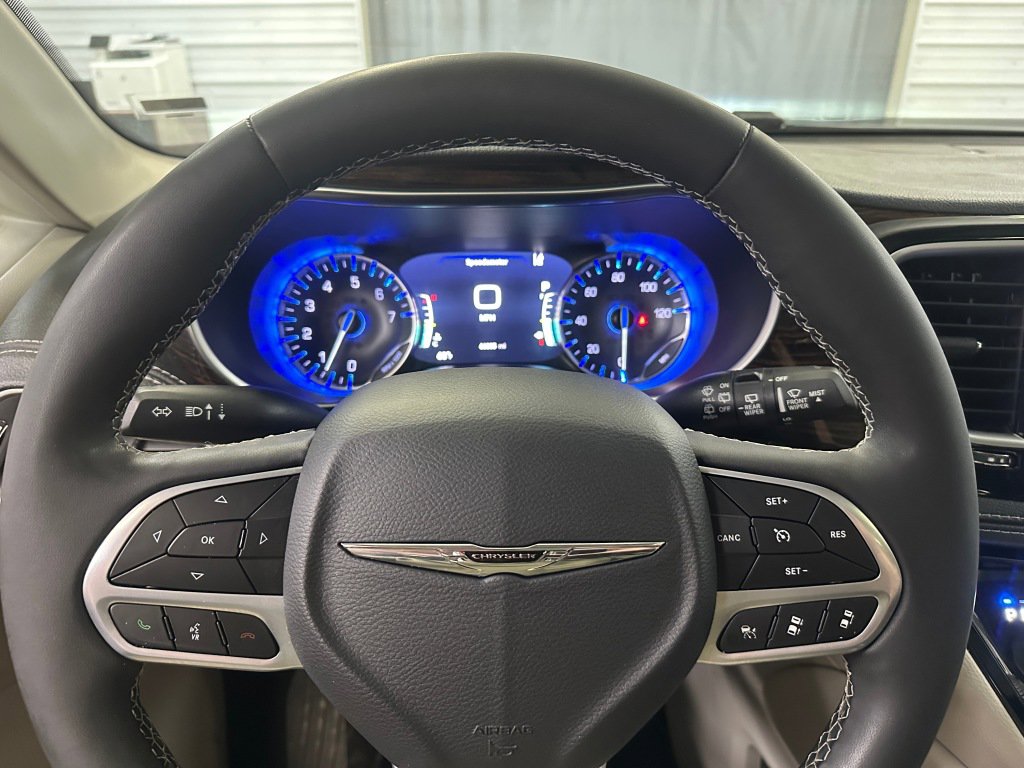 Used 2023 Chrysler Pacifica Limited image 11