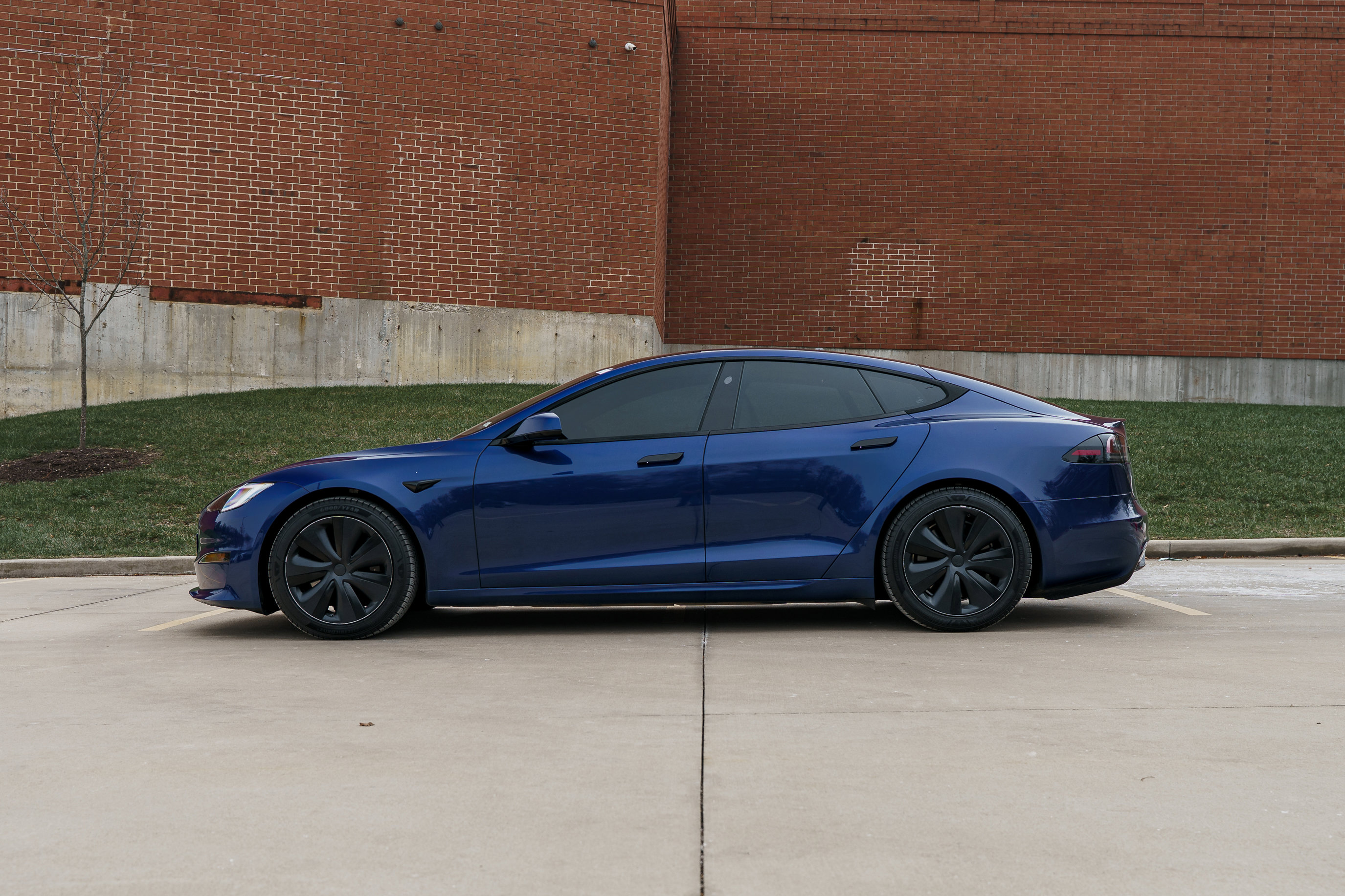 Used 2023 Tesla Model S Standard Range image 6