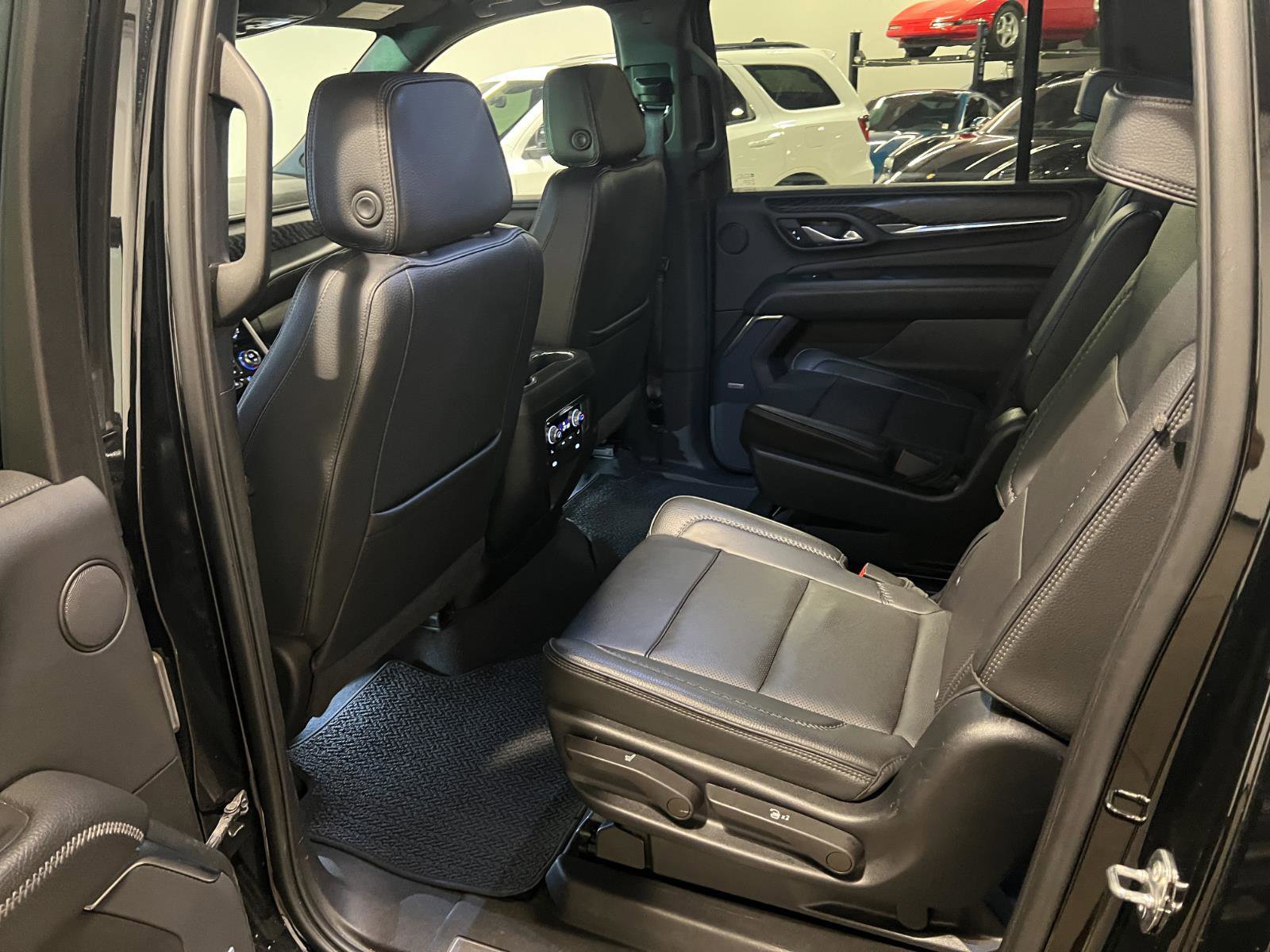 Used 2023 GMC Yukon XL Denali AWD/4WD image 28