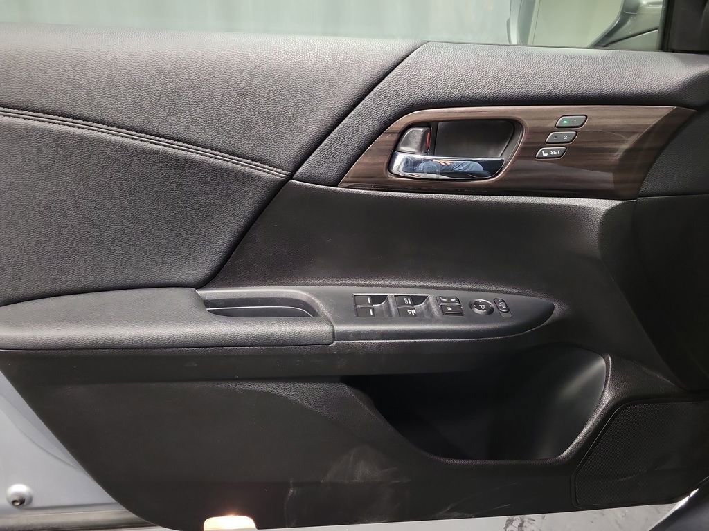 Used 2016 Honda Accord Touring image 24