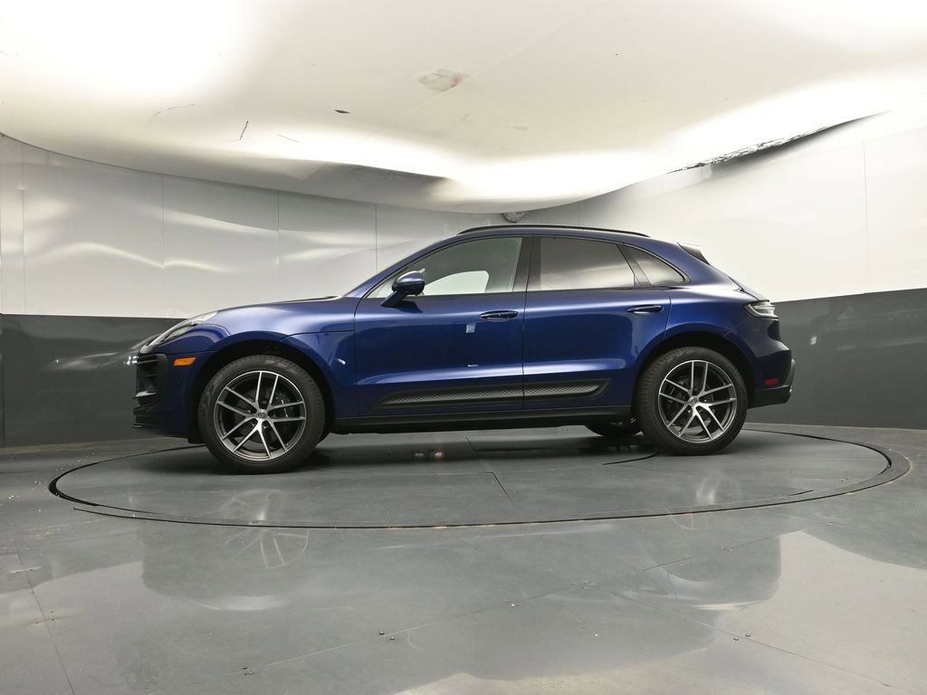 Used 2025 Porsche Macan AWD/4WD image 32
