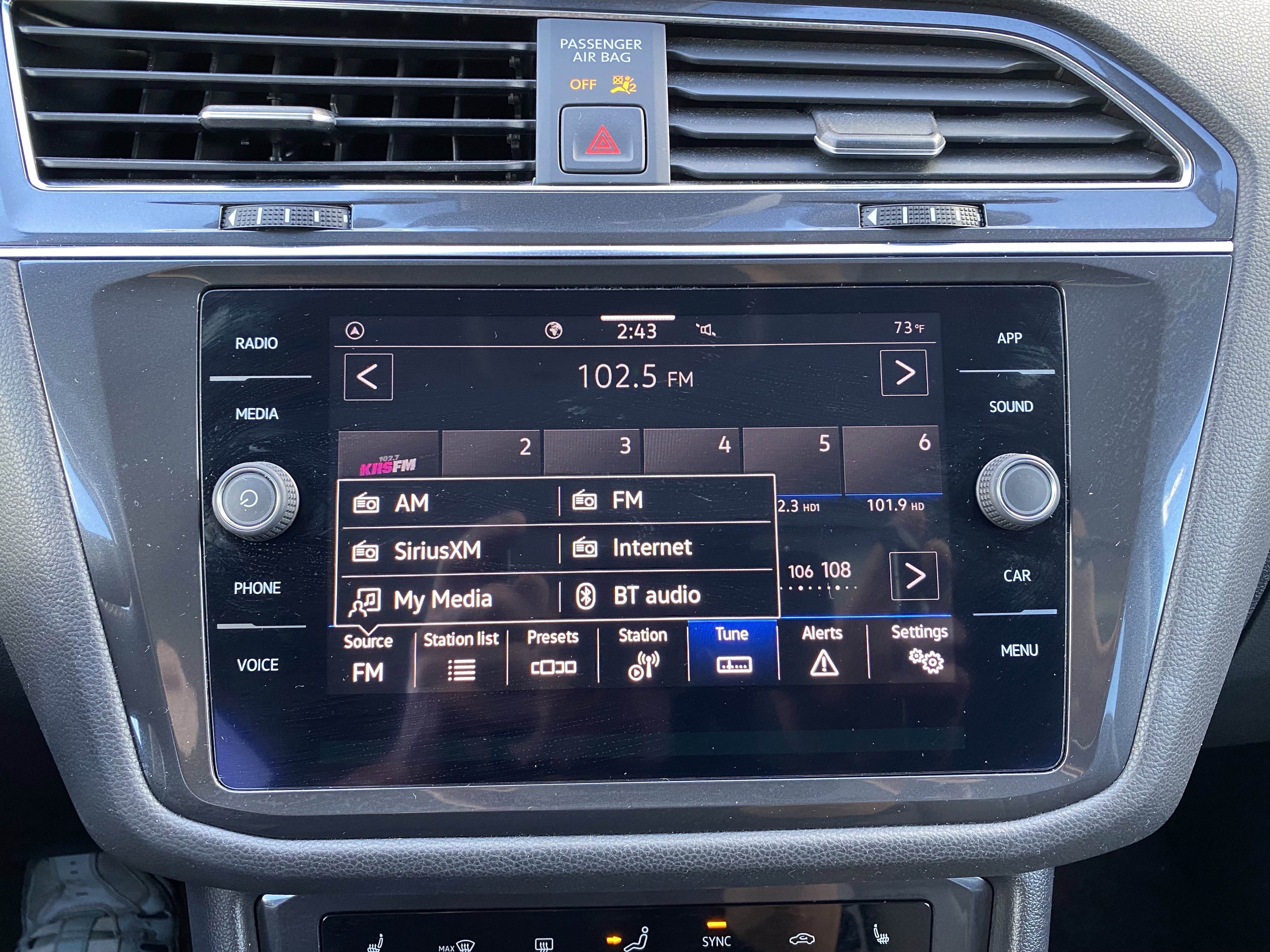 Used 2022 Volkswagen Tiguan SE w/ Panoramic Sunroof Package FWD image 3