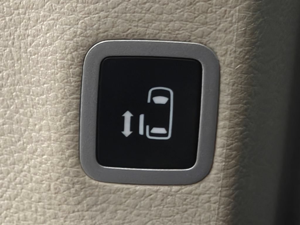 Used 2024 Chrysler Pacifica Touring-L FWD image 53
