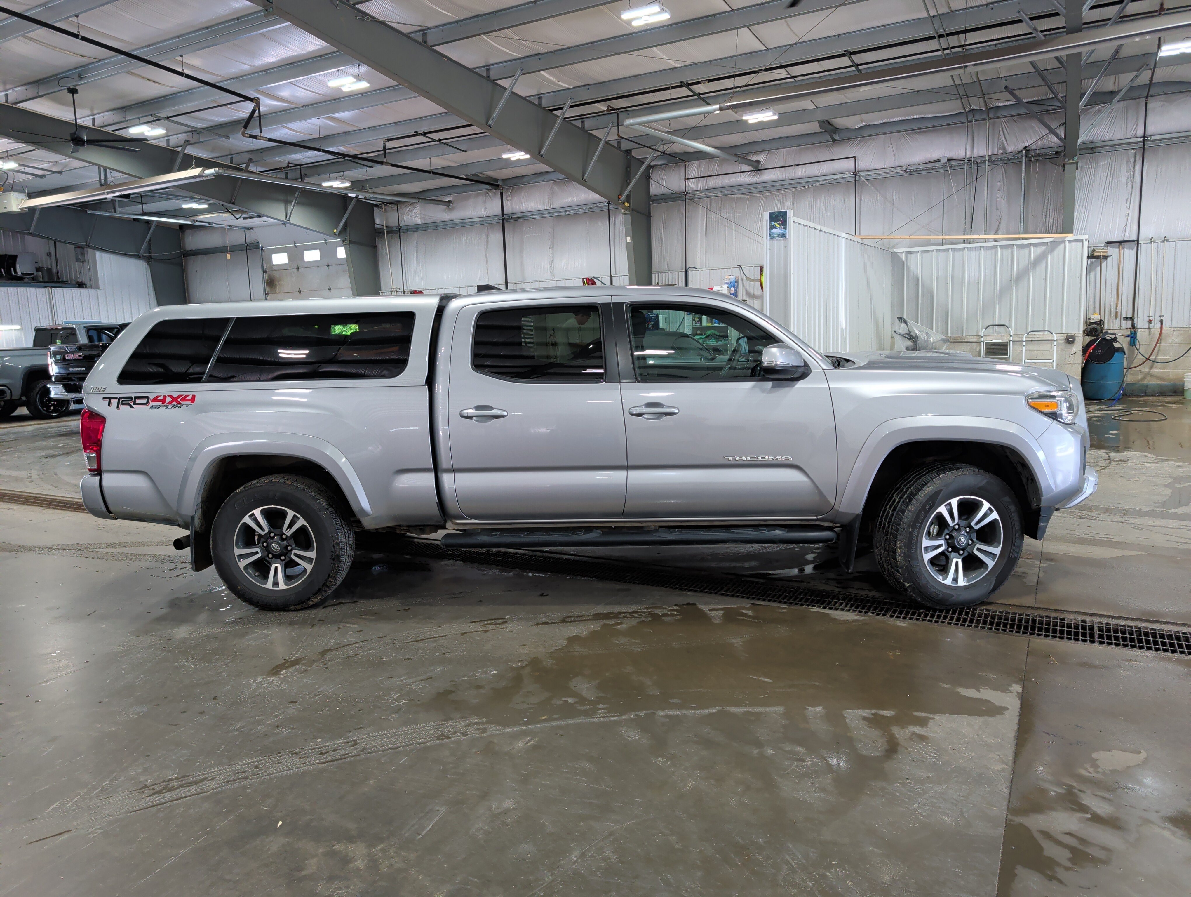 Used 2016 Toyota Tacoma TRD Sport w/ Premium & Technology Package AWD/4WD image 2
