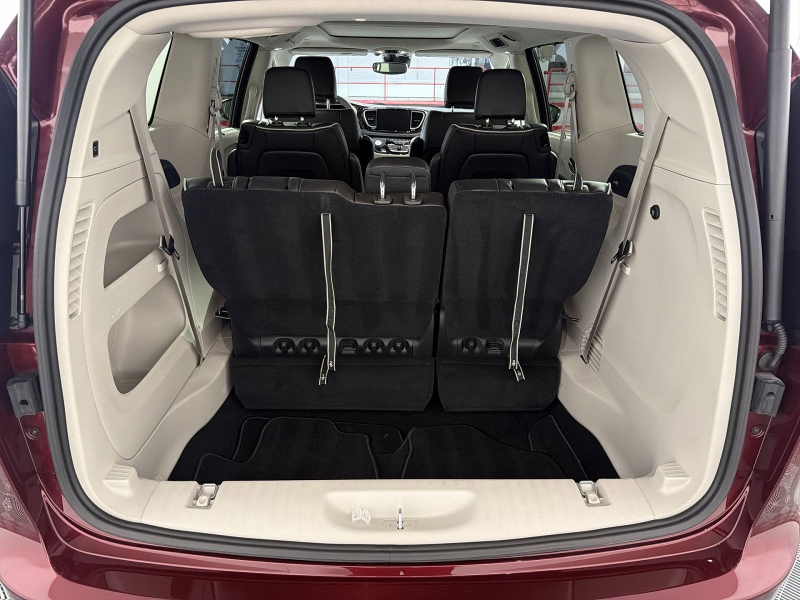 Used 2023 Chrysler Pacifica Limited image 26