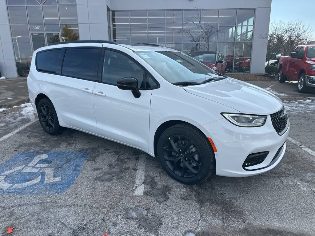 New 2026 Chrysler Pacifica Select AWD/4WD image 43