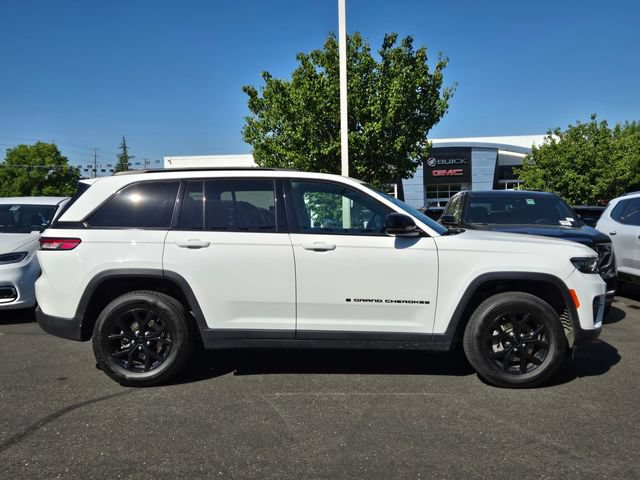 Used 2024 Jeep Grand Cherokee Altitude AWD/4WD image 3