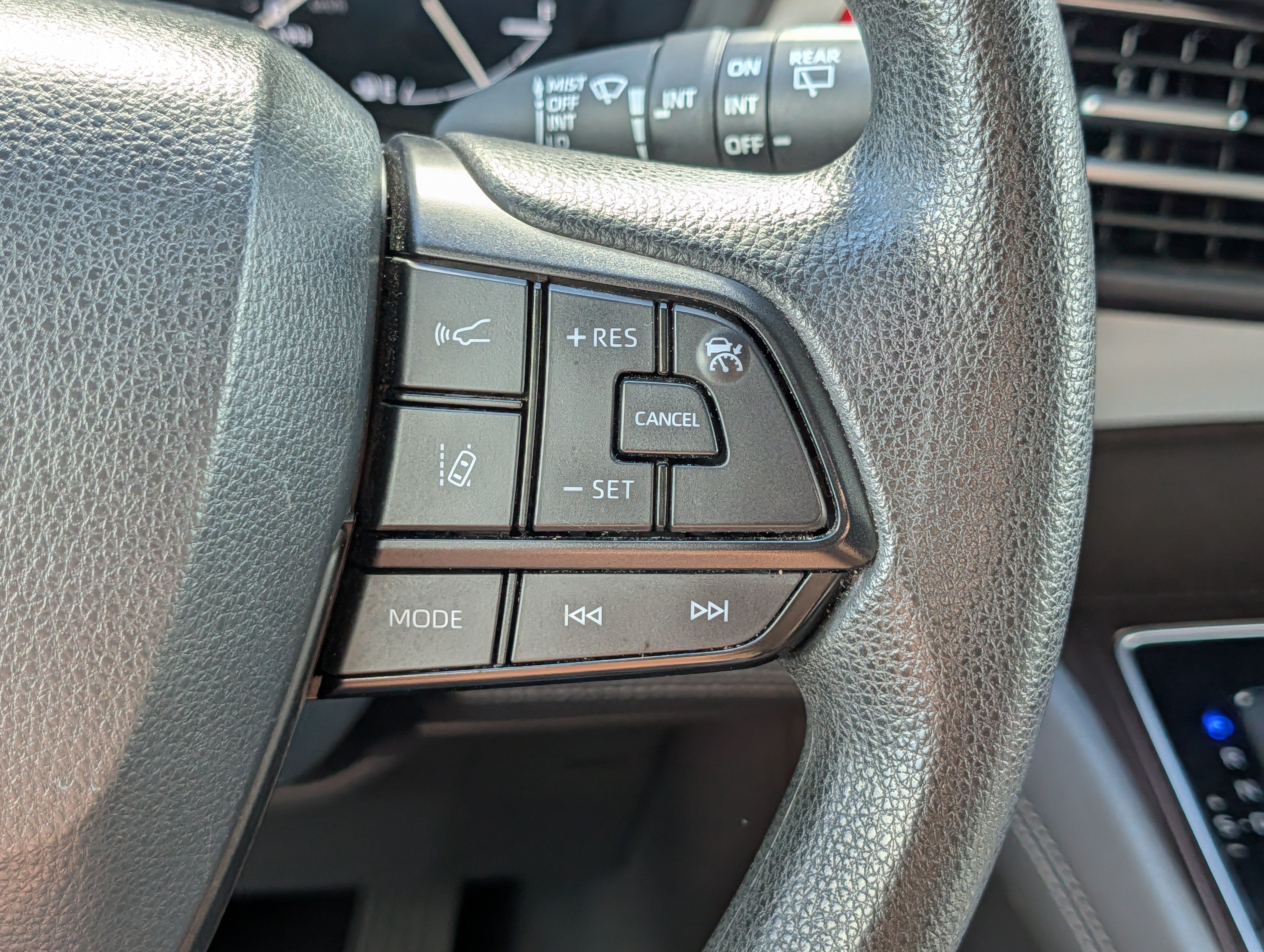 Used 2024 Toyota Sienna LE FWD image 30