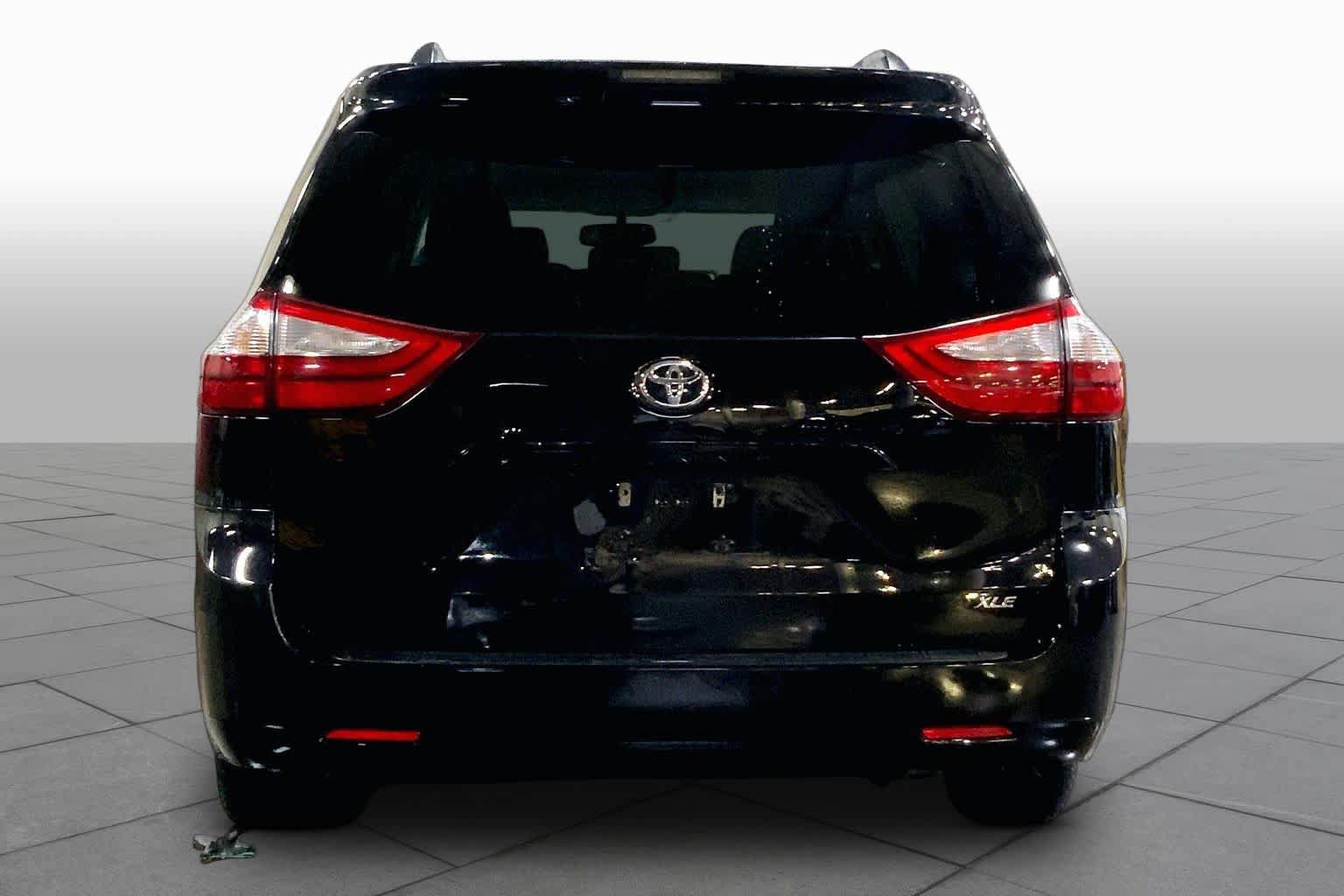 Used 2017 Toyota Sienna XLE FWD image 5