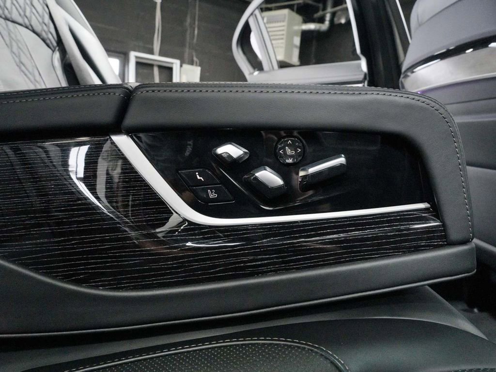 Used 2022 BMW 750i xDrive w/ Executive Package AWD/4WD image 39