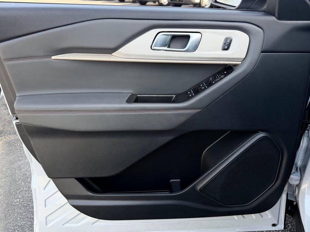 Used 2026 Ford Explorer Active RWD image 14