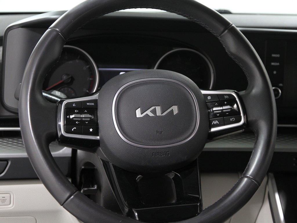 Used 2024 Kia Carnival LX image 7