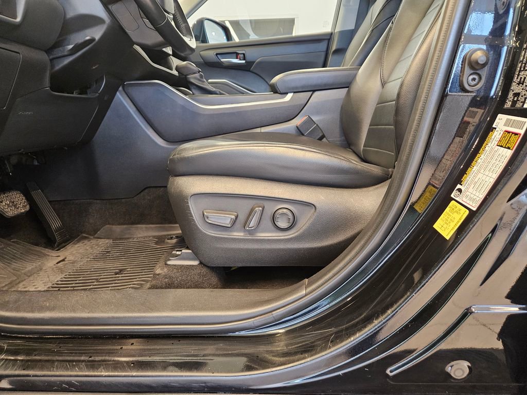 Used 2023 Toyota Highlander XLE image 15