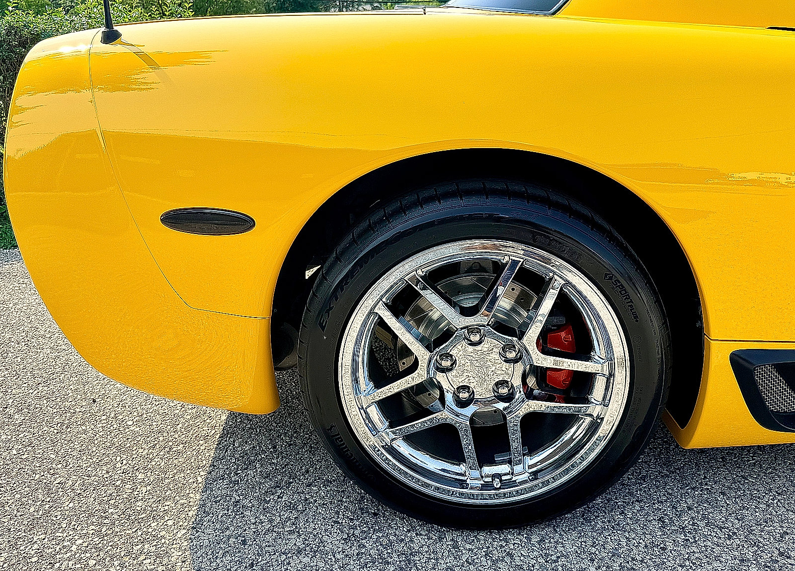 Used 2004 Chevrolet Corvette Z06 w/ Memory Package RWD image 12
