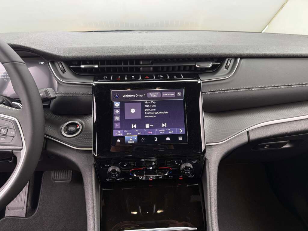 New 2025 Jeep Grand Cherokee L Laredo image 26