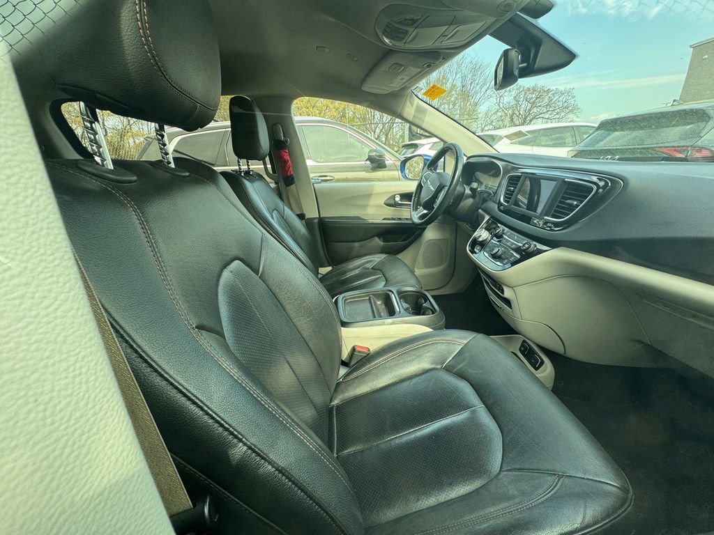 Used 2020 Chrysler Pacifica Touring-L image 3