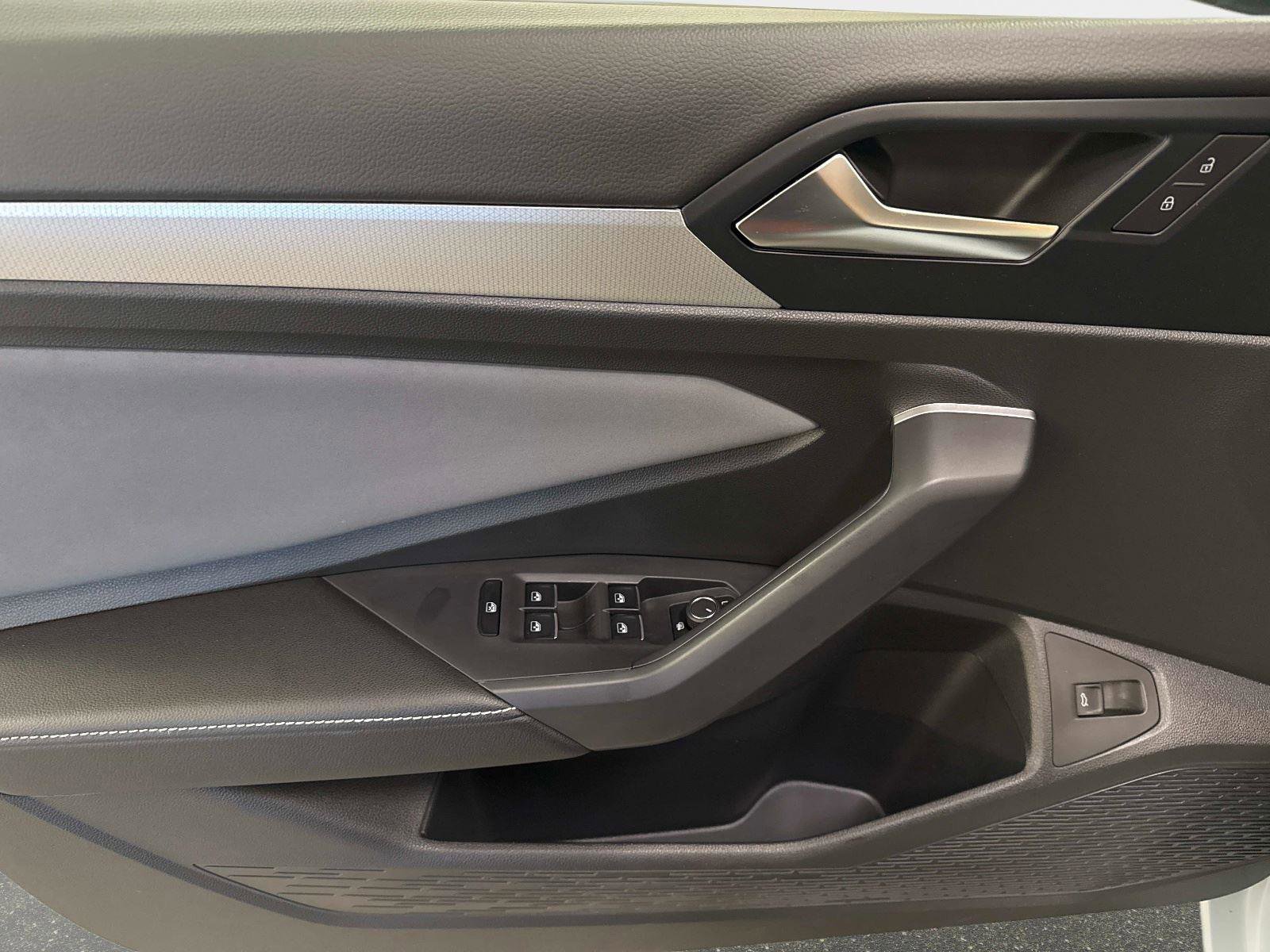 Used 2025 Volkswagen Jetta SE FWD image 17