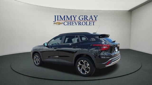 Used 2025 Chevrolet Trax LT FWD image 3