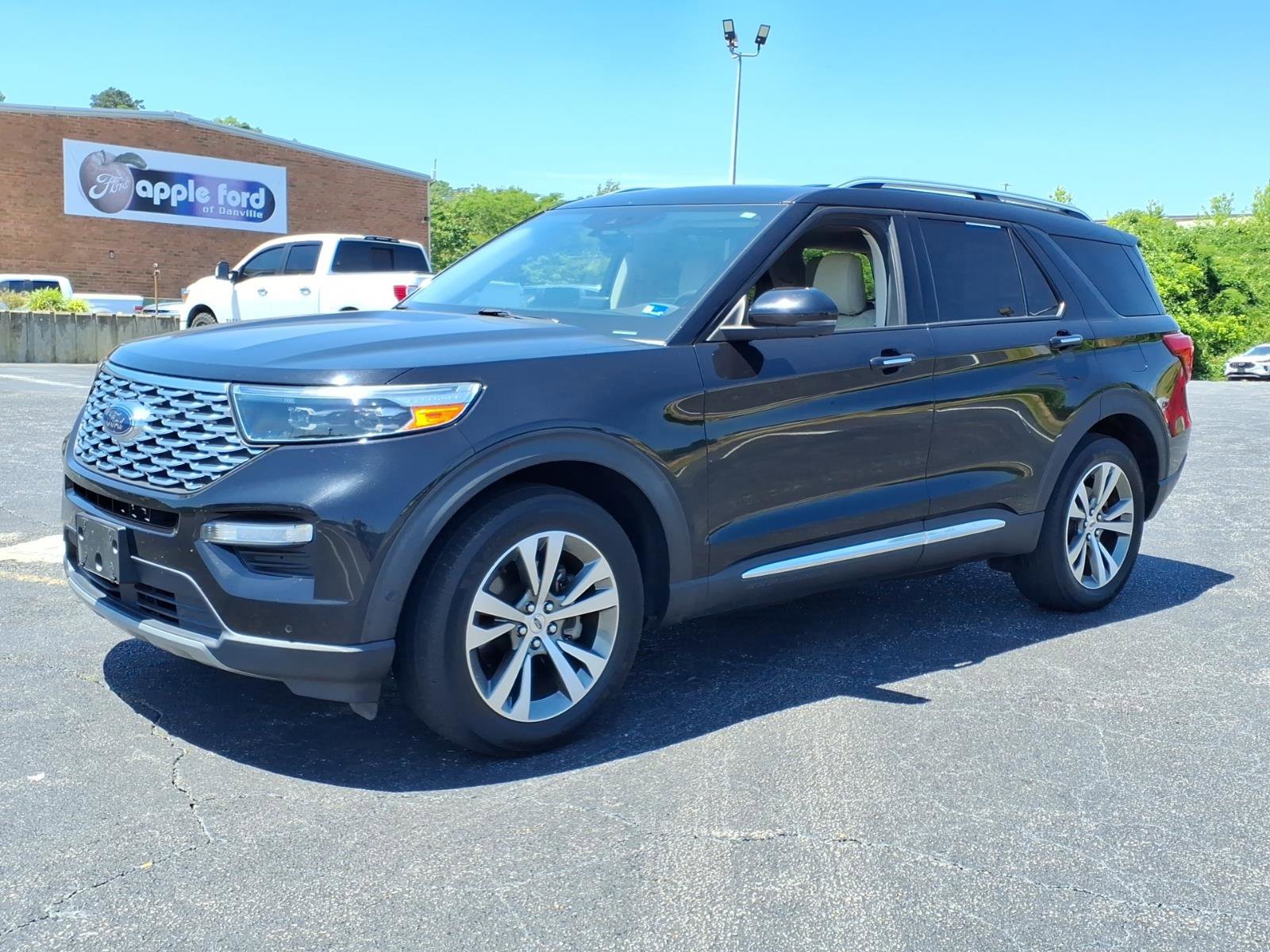 Certified 2020 Ford Explorer Platinum w/ Premium Technology Package AWD/4WD image 3