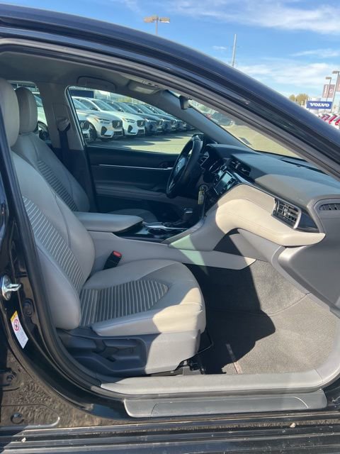 Used 2019 Toyota Camry SE w/ Carpet Mat Package image 25