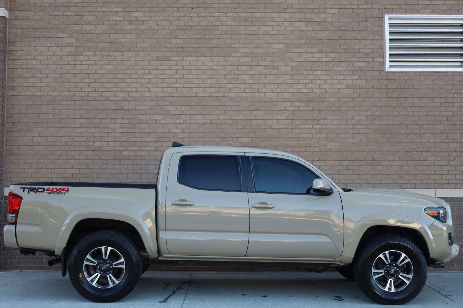 Used 2017 Toyota Tacoma TRD Sport w/ Tow Package (A/T) AWD/4WD image 2