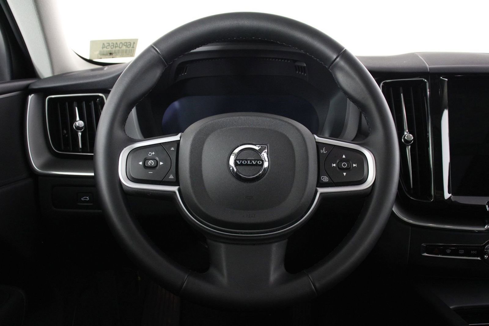 Certified 2025 Volvo XC60 B5 Core AWD/4WD image 8
