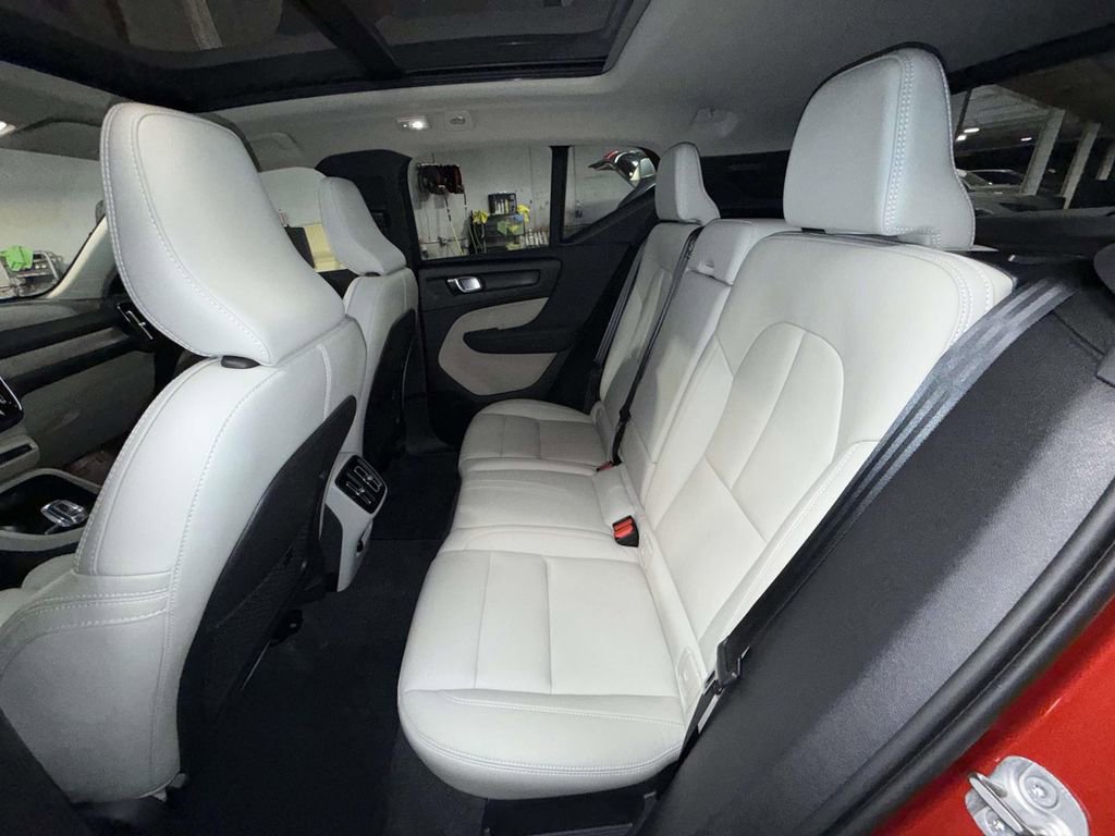 Certified 2024 Volvo XC40 B5 Ultimate w/ Protection Package Premier AWD/4WD image 17
