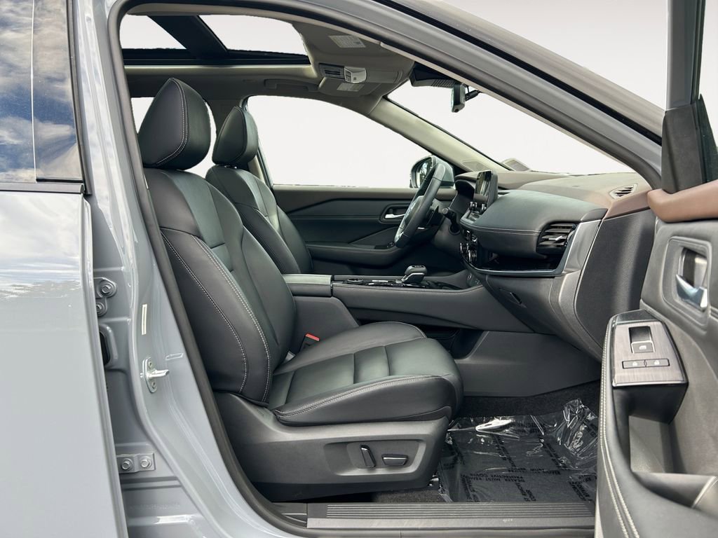 Used 2023 Nissan Rogue SL w/ SL Premium Package image 10