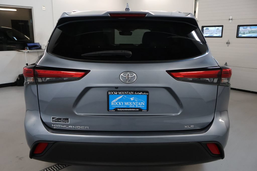 Used 2021 Toyota Highlander XLE AWD/4WD image 6