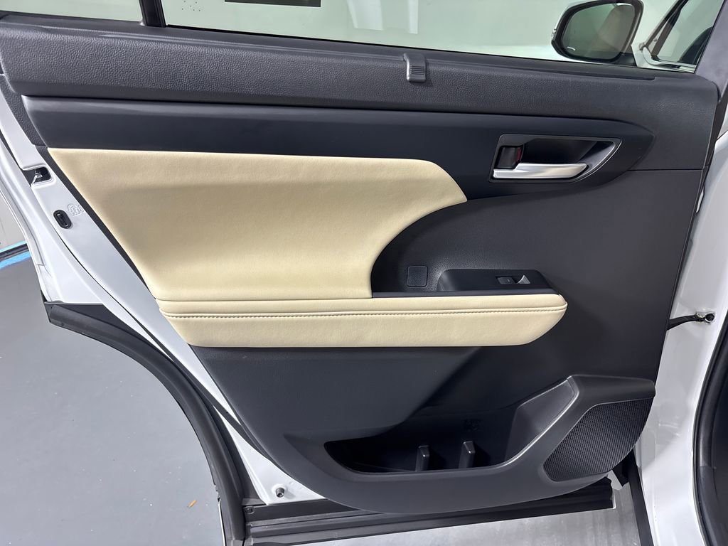 Certified 2025 Toyota Highlander XLE image 32