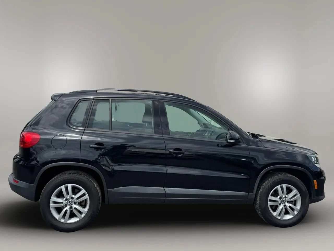 Used 2015 Volkswagen Tiguan S FWD image 5