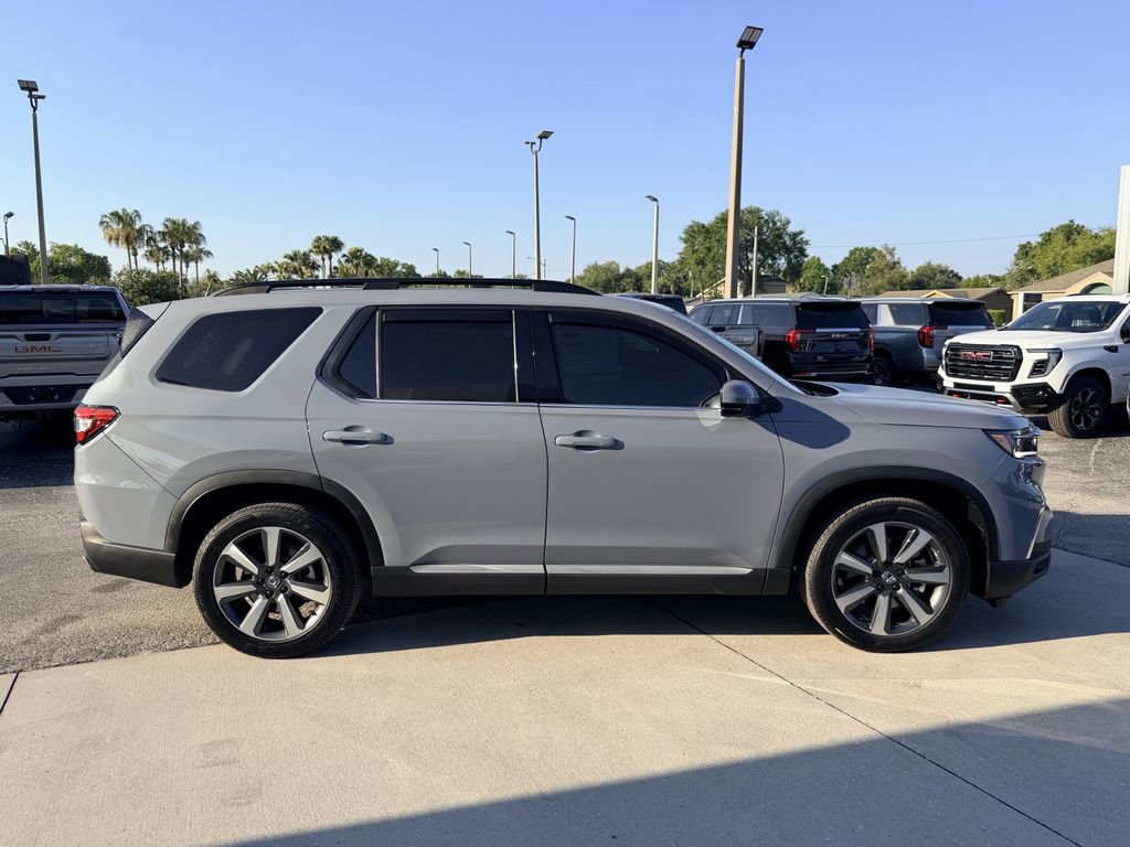 Used 2025 Honda Pilot Touring image 4